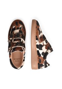 Bruine en zwarte dierenprint schoenen met dubbele bandjes en zilveren hardware, met een bruine rubberen zool en bovenkant van textuurstof.