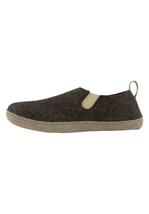 Chausson gris en tissu avec des accents beige, bout arrondi, panneaux élastiques sur les côtés et une languette de talon en boucle. Présente des détails cousus.