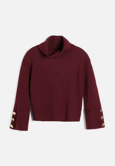 Pull en maille côtelée bordeaux avec col roulé et manches longues, avec trois boutons dorés sur chaque poignet.