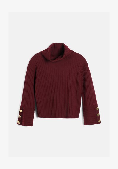Pull en maille côtelée bordeaux avec col roulé et manches longues, avec trois boutons dorés sur chaque poignet.