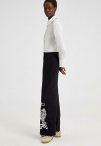 Touché Privé EMBROIDERED - Püksid - black