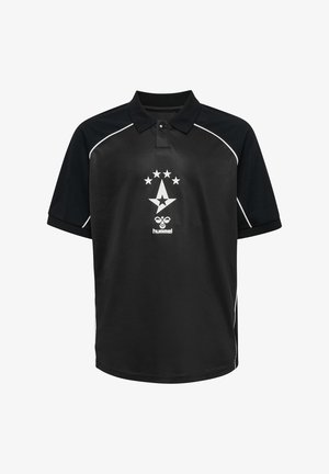 Sort polo t-shirt med korte ærmer, hvide accentlinjer og et centralt logo med en stjerne og fem stjerner ovenfor. Lavet af åndbart stof.