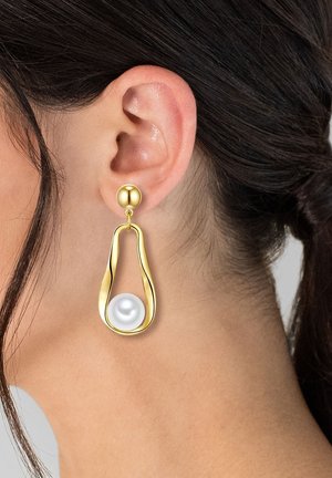 Orecchini a goccia in oro con una perla bianca centrale, con una finitura liscia e una texture lucida. Design audace con un aspetto contemporaneo.