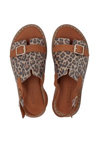 Luipaardprint sandalen met bruine leren accenten, open teen ontwerp, verstelbare gesp en gestikte details rond de zool.
