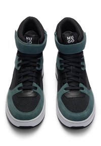 Baskets montantes avec des panneaux noirs et bleu sarcelle foncé, des lacets noirs, des semelles intermédiaires blanches et le logo "HUGO" sur les étiquettes noires de la languette.