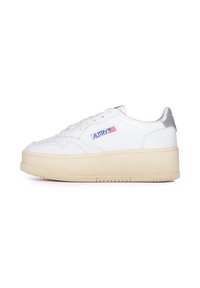 Witte leren sneaker met geperforeerde details, gevoerde tong en een lichtbeige plateauzool. Beschikt over een zilveren hieltab en logo-accenten.
