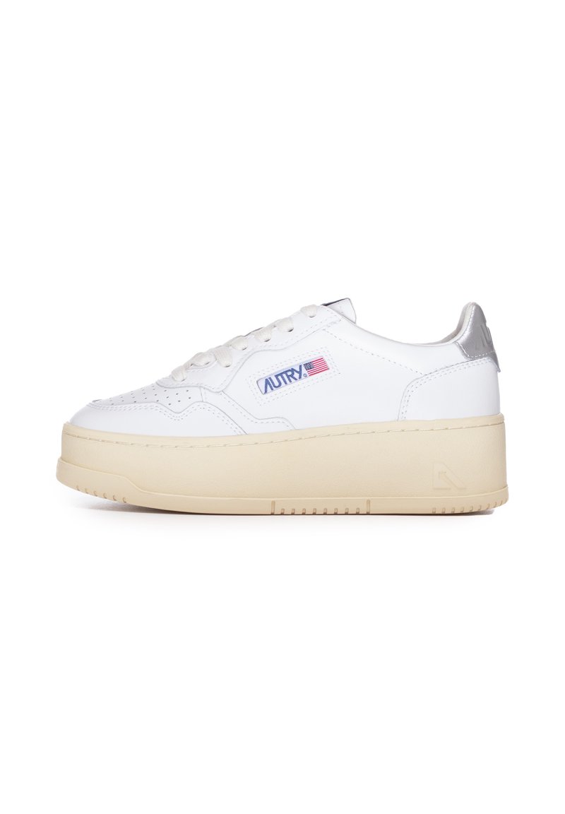 Witte leren sneaker met geperforeerde details, gevoerde tong en een lichtbeige plateauzool. Beschikt over een zilveren hieltab en logo-accenten.