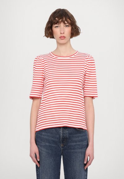 Tricou rayé roșu și alb, cu mâneci scurte, decolteu rotund și o croială lejeră. Materialul pare ușor, cu o textură în relief.