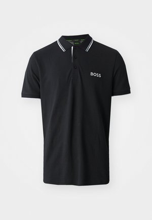 Sort polo skjorte lavet af bomuld med en tre-knaps placket, krave med hvide striber og "BOSS" logo broderet på brystet.