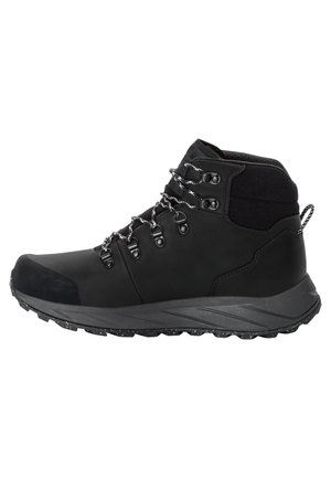 Zwarte wandelschoenen met een gladde synthetische bovenkant, een getextureerde zwarte kraag, metalen veterogen en een robuuste zwarte zool met een gespikkeld ontwerp.