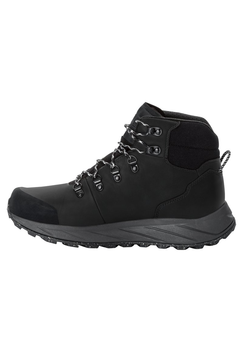 Scarpe da trekking nere con tomaia in sintetico liscio, collare nero texturizzato, occhielli in metallo e suola nera robusta con un design maculato.