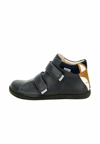 Scarpa alta in pelle blu scuro con due cinturini in velcro, accenti in contrasto tan e bianco, suola in gomma e dettagli perforati.