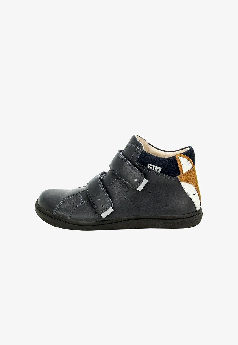 Scarpa alta in pelle blu scuro con due cinturini in velcro, accenti in contrasto tan e bianco, suola in gomma e dettagli perforati.