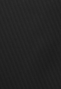 Czarna tkanina o prążkowanej teksturze, z pionowymi paskami. Materiał wydaje się miękki i pleciony, o matowym wykończeniu.