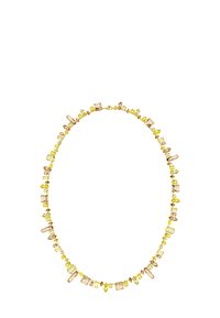 Collana con gemme di forma irregolare gialle e marroni chiari, con variazioni nel size e nella texture, infilate su una catena sottile.