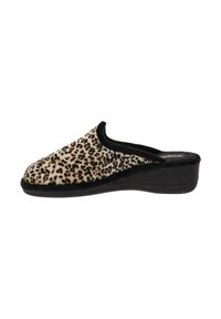 Luipaardprint pantoffel met een plush bovenkant, zwarte rand en een verhoogde zwarte rubberen zool, ontworpen voor comfort en warmte.