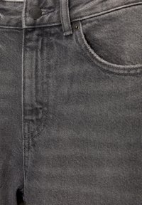 Jean en denim gris avec un design classique à cinq poches, une texture subtile et un bouton métallique à la taille pour la fermeture.