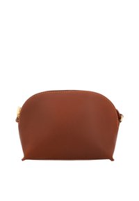 Bruine leren halfmaanvormige tas met een gouden rits en minimale stikseldetails op een witte achtergrond.