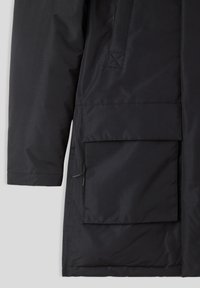 Giacca nera da esterno con finitura texturizzata, grande tasca frontale, cordoncino regolabile e design semplice e dritto.