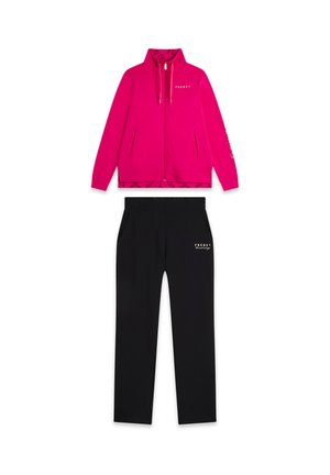 Veste rose zippée avec un col montant et un pantalon de survêtement noir. La veste comporte un logo et une bordure à motifs ; le pantalon a un logo et des poches.