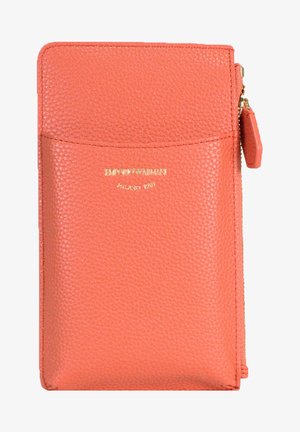 Portefeuille texturé corail en cuir, avec un logo doré, fermeture éclair et une poche zippée latérale pour les petits objets.