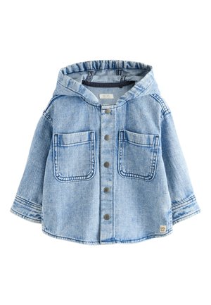 Hellblaue Denim-Kinderjacke mit Kapuze, vorderen Druckknöpfen, zwei Brusttaschen und einem "Let's Play" Etikett am Saum.