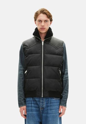 Czarna kamizelka puchowa z zamkiem z przodu, kołnierzem z owczej skóry i długimi rękawami z denimu. Charakteryzuje się pikowanym wzorem i prążkowanym wykończeniem.