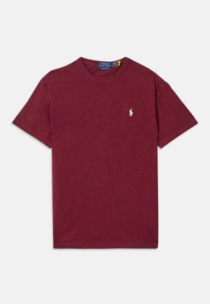 T-shirt en coton bordeaux à manches courtes, encolure ras du cou et logo brodé blanc sur la poitrine gauche. Texture lisse et coupe classique.