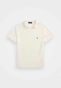 Polo shirt bianco a maniche corte in cotone, con una patta a tre bottoni, taschino e un piccolo logo blu sul petto.
