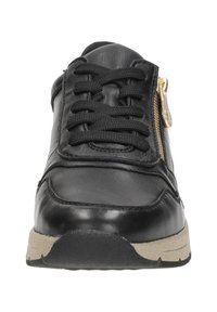 Zwarte leren sneaker met ronde neus, zwarte vetersluiting, zijkant ritssluiting met gouden hardware en gestructureerde beige rubberen zool.