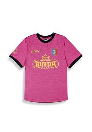 Felroze shirt met korte mouwen, zwarte biezen, geel "Binda Beer" logo, klein wapenschild met zon en maan, en "GRMY" tekst aan de voorkant.