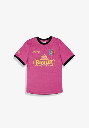 Felroze shirt met korte mouwen, zwarte biezen, geel "Binda Beer" logo, klein wapenschild met zon en maan, en "GRMY" tekst aan de voorkant.