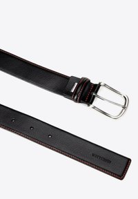 Cinturón de cuero negro con costuras rojas y una hebilla de metal plateado. El cinturón presenta una superficie texturizada y múltiples agujeros de ajuste.