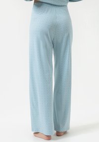 Lichtblauwe wijde broek gemaakt van zacht materiaal, met een geometrisch patroon en een ruitontwerp, en een comfortabele tailleband.