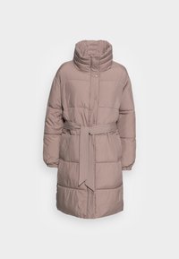 Lång mauve vadderad kappa med hög krage, knappförslutning, elastiska ärmmuddar, två framfickor och ett matchande bälte knytet vid midjan.