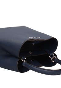 Donkerblauwe leren handtas met een gestructureerd oppervlak, voorzien van een enkele riem en zilverkleurige metalen accenten. Open bovenkant toont de binnenvakken.