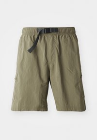 Pantalones cortos cargo color caqui con cintura elástica, cinturón negro ajustable y dos bolsillos laterales. Tejido texturizado con un diseño casual.