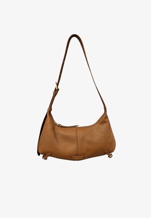 Borsa a spalla in pelle marrone con una finitura morbida e texture, forma curva, tracolla regolabile e dettaglio della cerniera dorata.