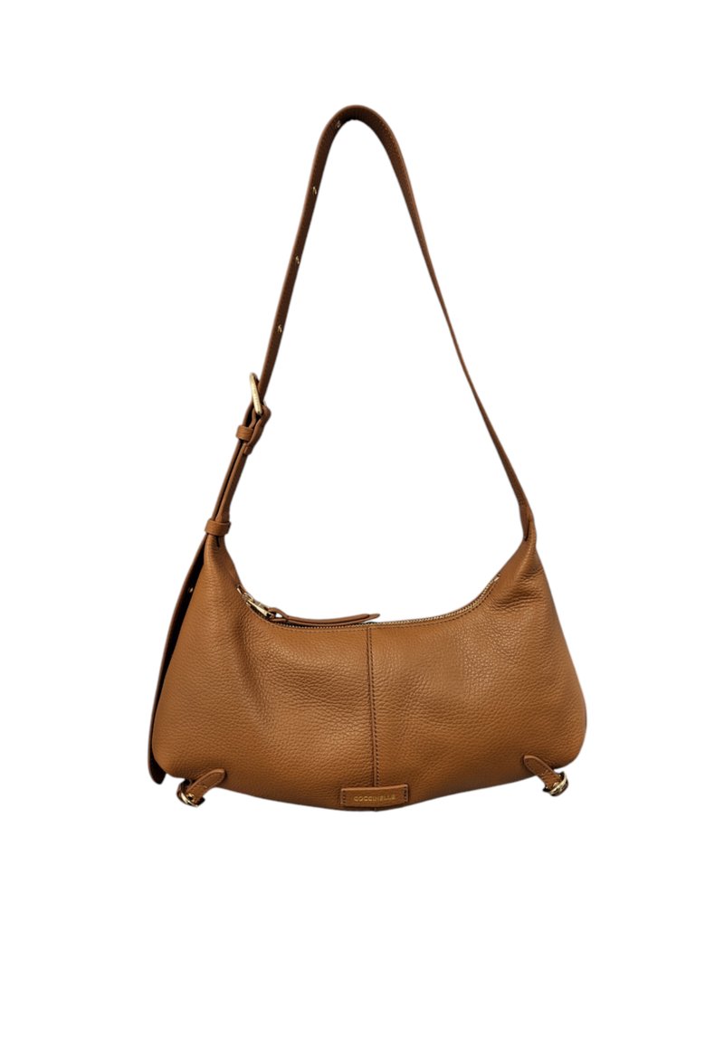 Borsa a spalla in pelle marrone con una finitura morbida e texture, forma curva, tracolla regolabile e dettaglio della cerniera dorata.