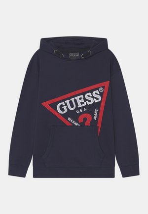 Granatowa bluza z kapturem z kieszenią z przodu oraz trójkątnym logo Guess U.S.A. z czerwonym obramowaniem i znakiem zapytania na piersi.