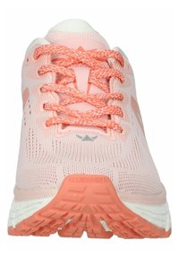 Scarpa da corsa rosa chiaro con tomaia in rete traspirante, lacci testurizzati e una suola bicolore con audaci accenti arancioni e marchio.