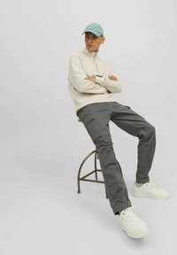 Jack & Jones JPSTACE JJTUCKER AMA  szary