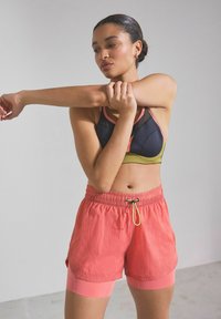 Next - HIGH WAISTED 2-IN-1 - REGULAR FIT - Šorti - coral pink Miniatūras attēls 1