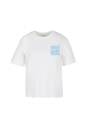 Hvid bomulds T-shirt med korte ærmer, rund halsudskæring og lyseblå trykt tekst på forsiden med teksten "HVAD GÅR RUNDT."