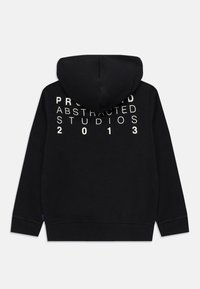 Sudadera negra con "STUDIOS ABSTRACTOS PROFUNDOS 2013" impreso en letras blancas en la parte posterior, con mangas largas y capucha.