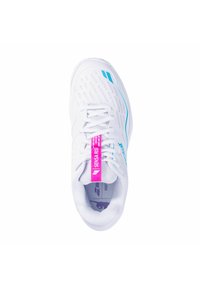 Zapatilla deportiva blanca con detalles en azul, parte superior de malla y una etiqueta rosa en la lengüeta que dice "SENSA RISE," vista desde arriba.
