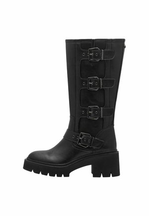 Botte noire jusqu'au genou en cuir lisse, dotée de quatre boucles métalliques réglables, d'une semelle épaisse et d'un design à bout arrondi.