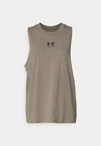 Débardeur marron à coupe ample sans manches, col rond, avec le logo Under Armour noir centré sur la poitrine sur fond blanc.