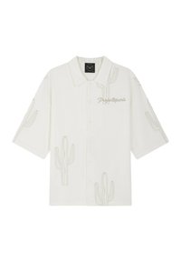 Camisa de manga corta en tela blanca con contornos de cactus bordados en un color contrastante. Con cierre de botones en la parte delantera y diseño de cuello relajado.