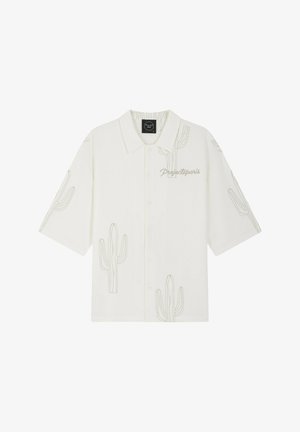 Chemise à manches courtes en tissu blanc avec des contours de cactus brodés dans une couleur contrastée. Devant boutonné et col décontracté.
